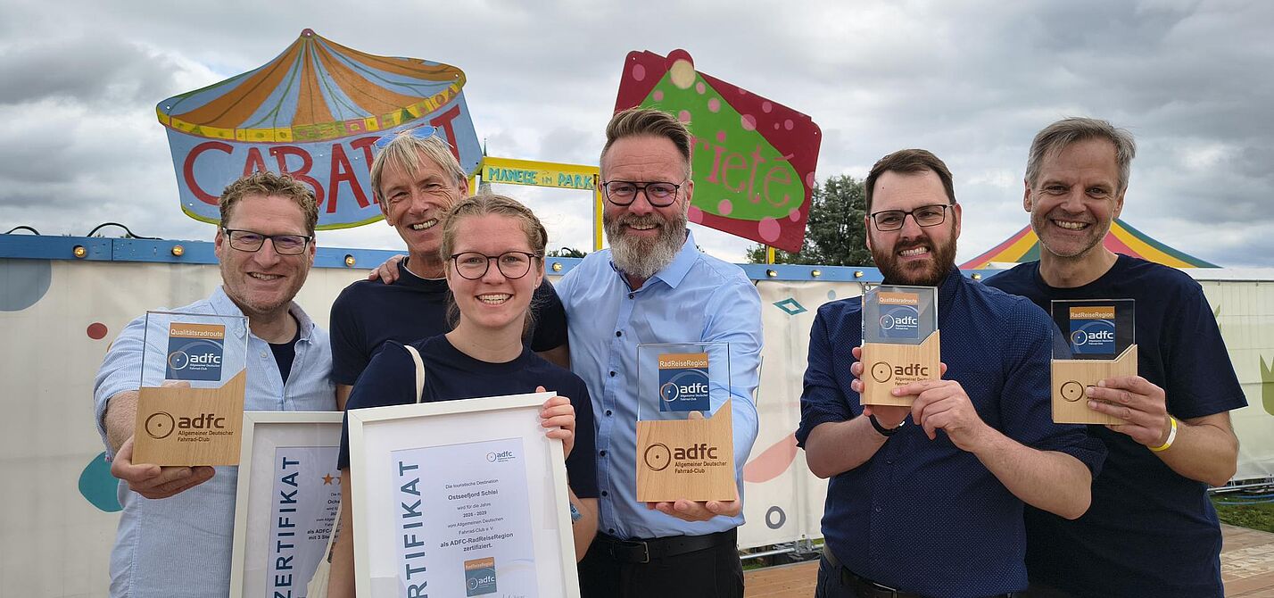Freude über erfolgreiche Auszeichnungen (von links): Stefan Borgmann (TASH), Olaf Prüß (Ochsenweg), Keke Vangerow (Ostseefjord Schlei), Claus Ruhe Madsen (Tourismusminister SH), Jan Voß (ADFC SH), Max Triphaus (Ostseefjord Schlei).