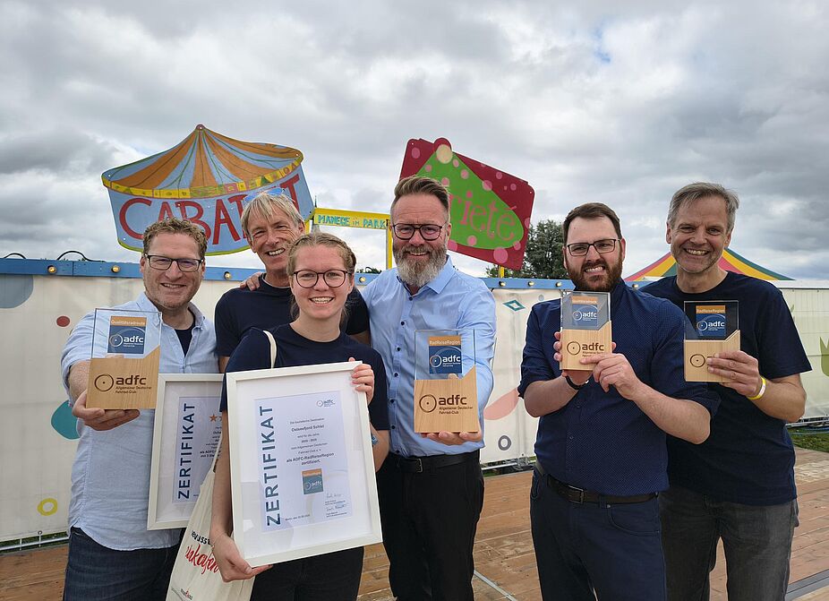 Freude über erfolgreiche Auszeichnungen Freude über erfolgreiche Auszeichnungen (von links): Stefan Borgmann (TASH), Olaf Prüß (Ochsenweg), Keke Vangerow (Ostseefjord Schlei), Claus Ruhe Madsen (Tourismusminister SH), Jan Voß (ADFC SH), Max Triphaus (Ostseefjord Schlei).