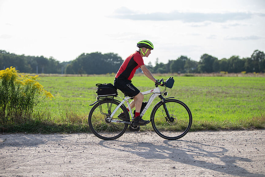 Auf Radtour mit Helm über Land Auf Radtour mit Helm über Land